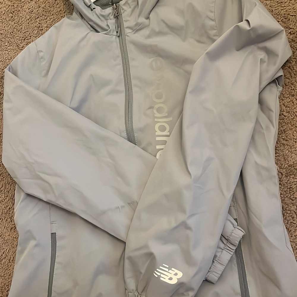 New Balance Women reflective jacket - Picture 2 of 3